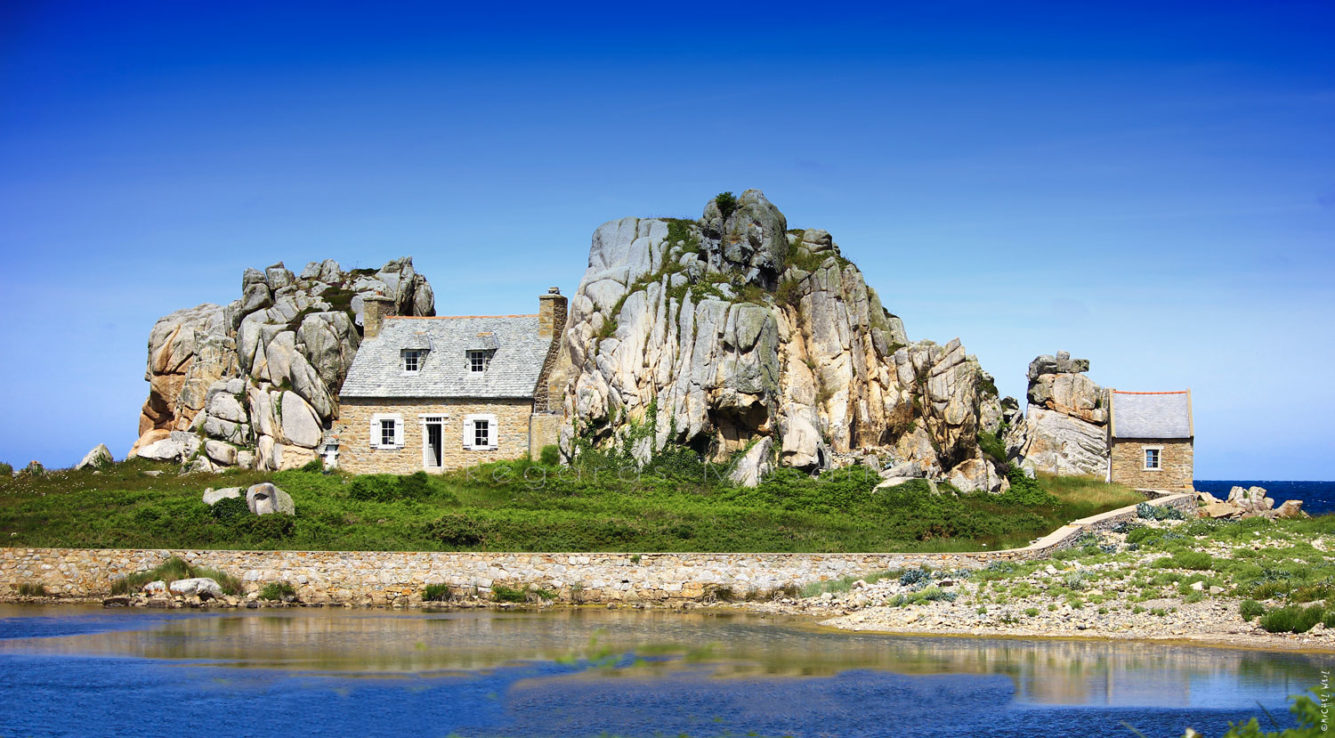 Castel-Meur. La petite maison entre les rochers.