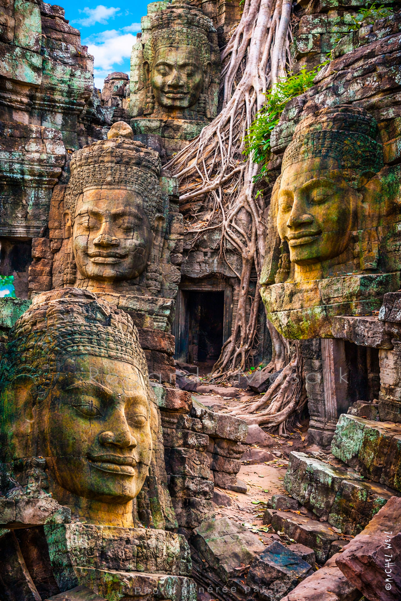 les visages d’Angkor Thom semblent veiller sur les passages oubliés…
